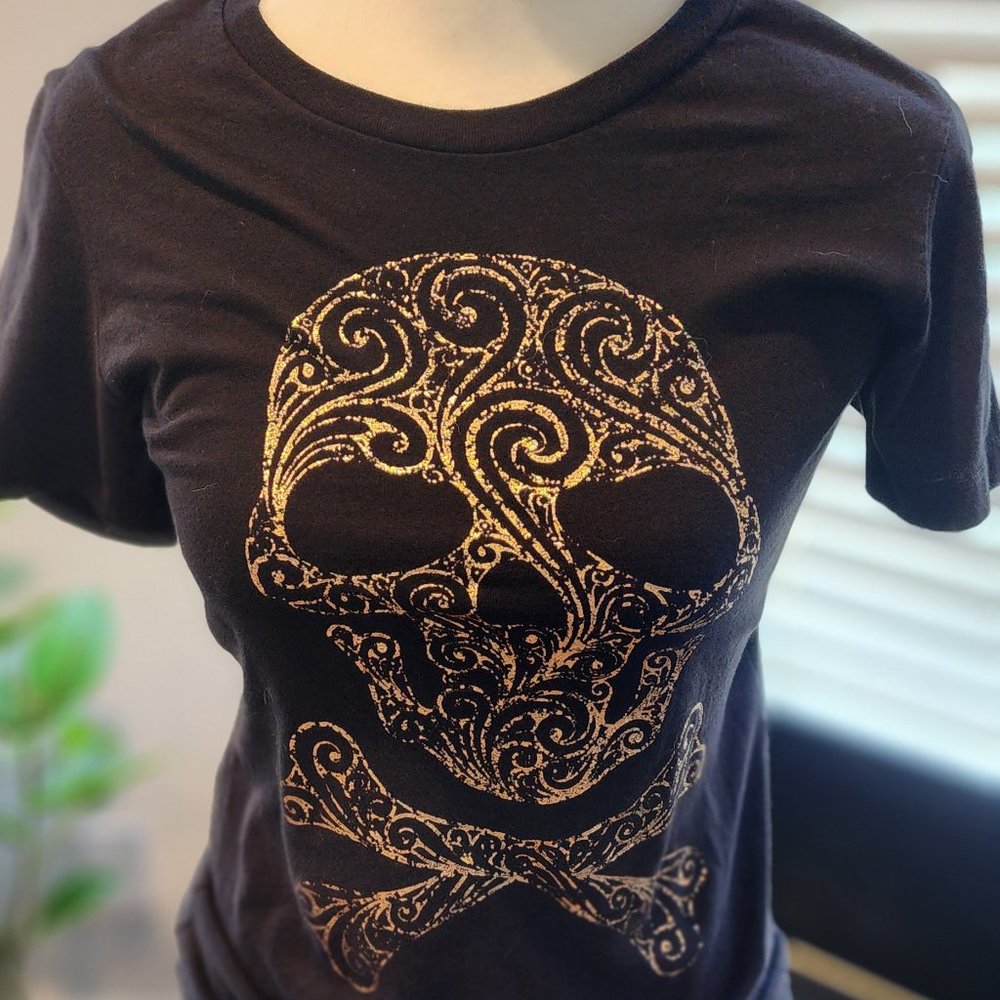 Black skull shirt